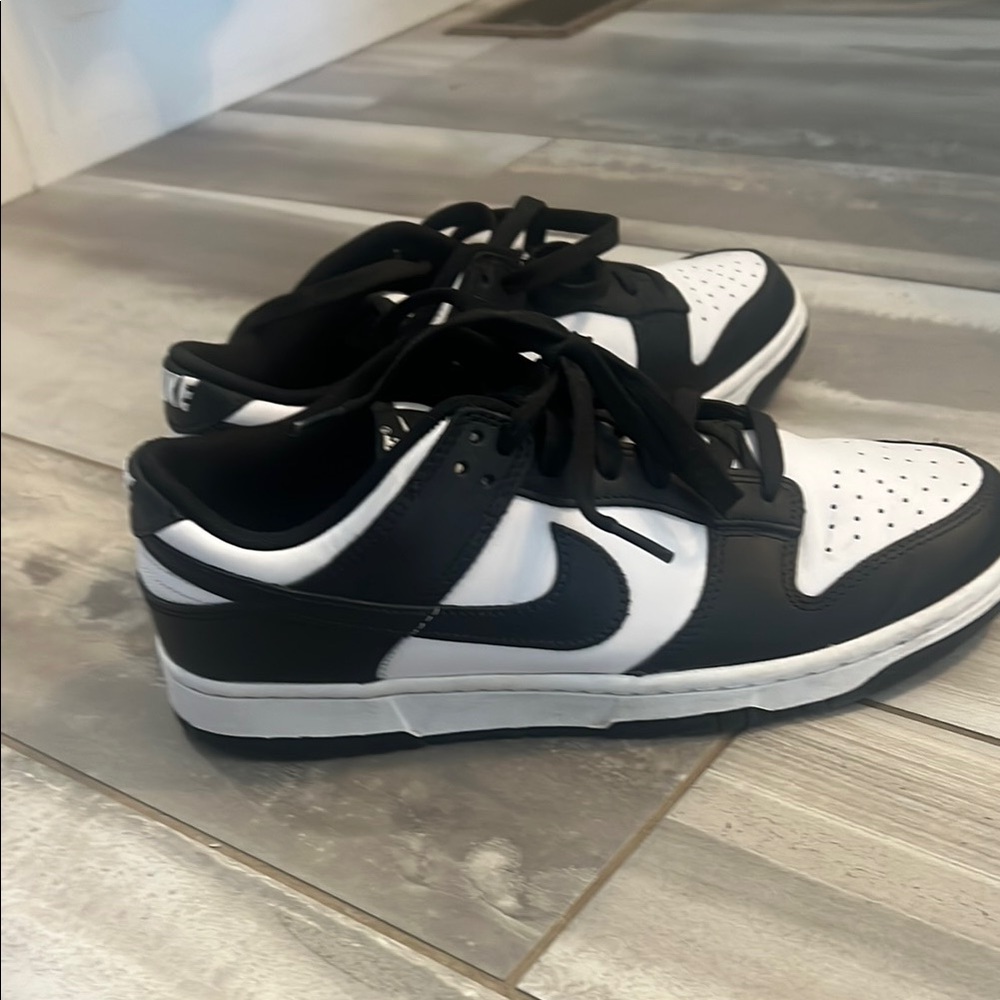 Nike Men's Black and White Sneakers